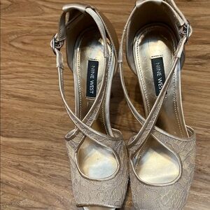 Nine West Women’s Hanya Pump Satin/Lace Champagne Colored Shoes. Size 6 1/2 M.